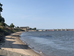 Una spiaggia nelle vicinanze, lettini da mare