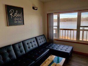 Smart TV, caminetto, impianto stereo