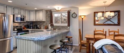 Geladeira, micro-ondas, fogão, cooktop