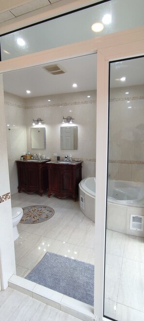 浴缸、按摩浴缸、吹风机、坐浴桶