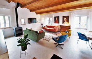Smart TV, fireplace, ping pong, books