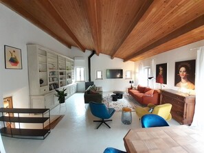 Smart TV, fireplace, ping pong, books