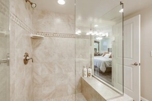 Ducha y bañera combinadas, secador de pelo y toallas