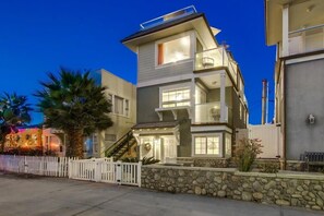 Exterior - Cape-Cod House * 3 Levels+Sky Deck * Beach+Bay Views * Dog OK (San Diego)