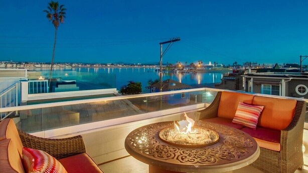 A rooftop terrace with a fire pit, overlooking a pool and cityscape. - Cape-Cod House * 3 Levels+Sky Deck * Beach+Bay Views * Dog OK (San Diego)
