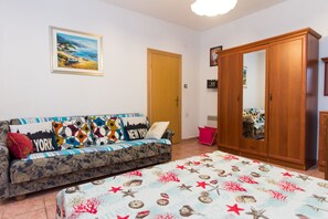 2 bedrooms, iron/ironing board, WiFi - Fewo Luxor (Grebaštica)