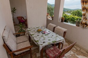 Outdoor dining - Fewo Luxor (Grebaštica)