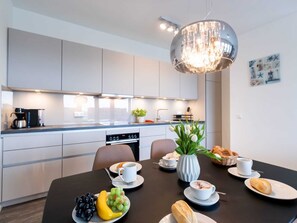 Kühlschrank, Ofen, Geschirrspüler, Wasserkocher mit Kaffee-/Teezubehör