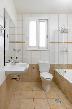 Baignoire, sĂšche-cheveux, bidet, serviettes fournies