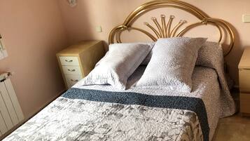 5 bedrooms, iron/ironing board, travel crib, free WiFi