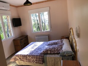 5 bedrooms, iron/ironing board, travel cot, free WiFi