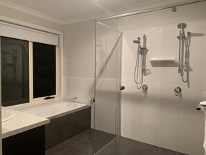 Badewanne, Haartrockner, Toilettenpapier