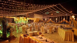 Outdoor dining - Avion Hotel (Mumbai)