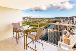 Outdoor dining - Ocean & Diamond Head View Studio at Waikiki (Honolulu)