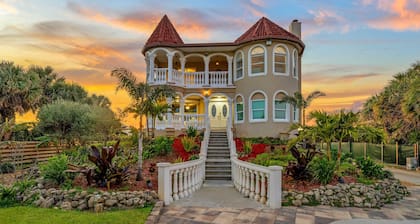 Castle, 2 mstrs, Pvt Pickleball, htd Pool/SPA, mini-golf, fish, dock, ping pong