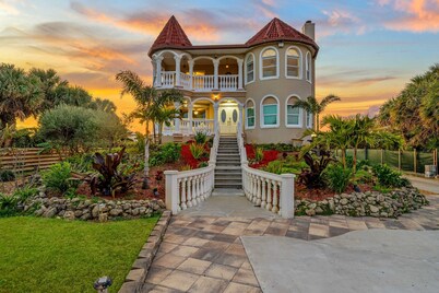 Castle, 2 mstrs, Pvt Pickleball, htd Pool/SPA, mini-golf, fish, dock, ping pong