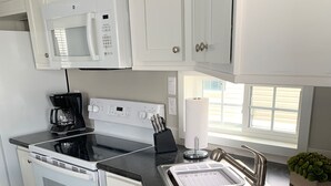 Wasserkocher mit Kaffee-/Teezubehör, großer Kühlschrank, Mikrowelle
