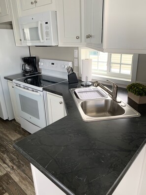 大型冰箱、微波爐、烤箱、爐台