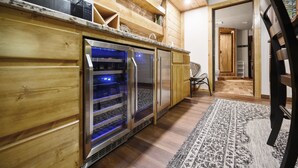 Eine Küche mit Holzausstattung, einem Backofen und einer Mikrowelle.