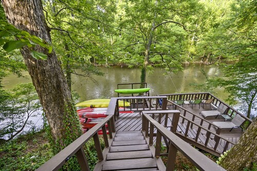 River Ridge ~ 2 story riverfront cabin with hot tub, game room and kayaks