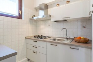 Réfrigérateur, four, plaque de cuisson, lave-vaisselle
