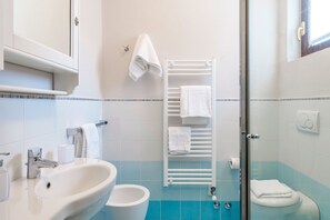 Dusche, Haartrockner, Handtücher, Toilettenpapier