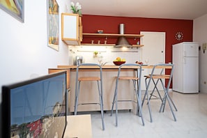 Fridge, oven, coffee/tea maker, toaster