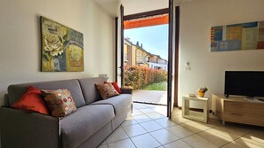 TV - Regarda – apartment Miralago in Lazise with private garden, pool, pets allowed (Lazise)