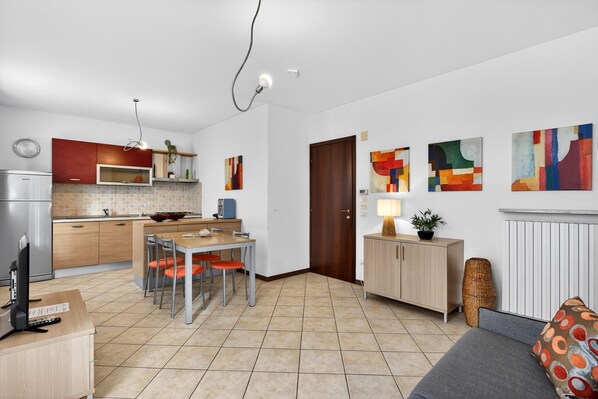 TV - Regarda – apartment Miralago in Lazise with private garden, pool, pets allowed (Lazise)