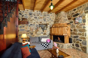 Villa | Living room | 32-inch flat-screen TV with digital channels, TV