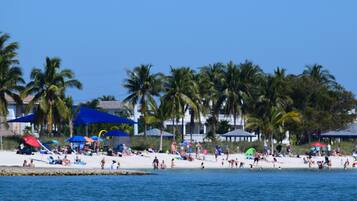 Una playa cerca, sillas reclinables de playa, toallas de playa