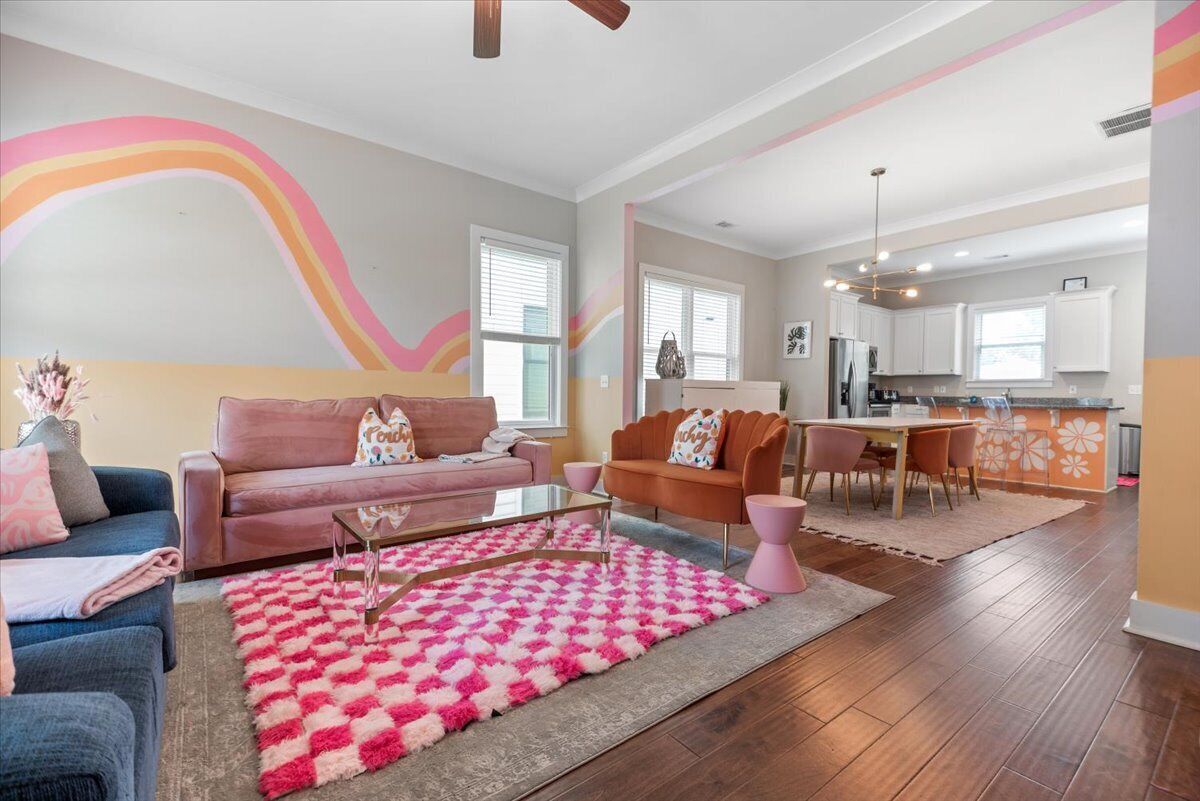 Walk to Forsyth, River Street, and Downtown! Pet Friendly, large fenced in yard!