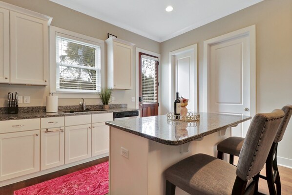 Kylskåp, mikrovågsugn, ugn och spishäll