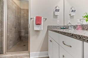 Combined shower/tub, hair dryer, towels, soap - Walk to Forsyth, River Street, and Downtown! Pet Friendly, large fenced in yard! (Savannah)