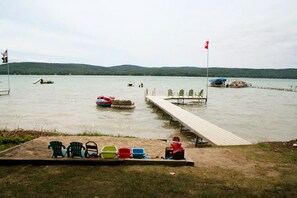 Private beach, sun loungers - Large house on beautiful lake, adjoins Sleeping Bear Dunes National Lakeshore (Empire)