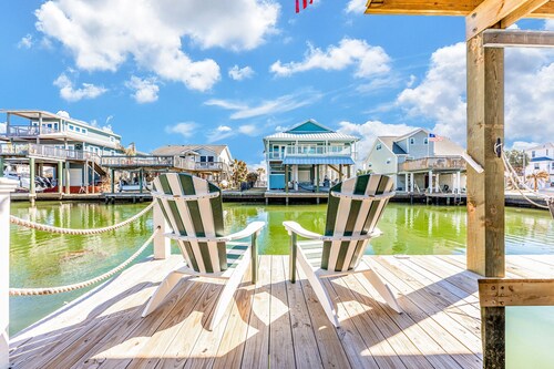 Charming beach house/ Canal living/Grills/kayaks!
