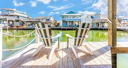 Charming beach house/ Canal living/Grills/kayaks!