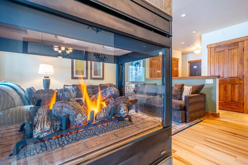 Beautiful West Village three bedroom, Large living area, free WiFi