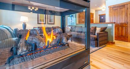 Beautiful West Village three bedroom, Large living area, free WiFi