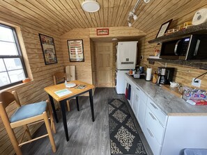 Mikroaaltouuni, kahvin-/teenkeitin, kahvimylly