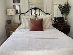 2 bedrooms, iron/ironing board, WiFi, bed sheets