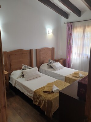 2 slaapkamers, een bureau, een strijkplank/strijkijzer, gratis wifi