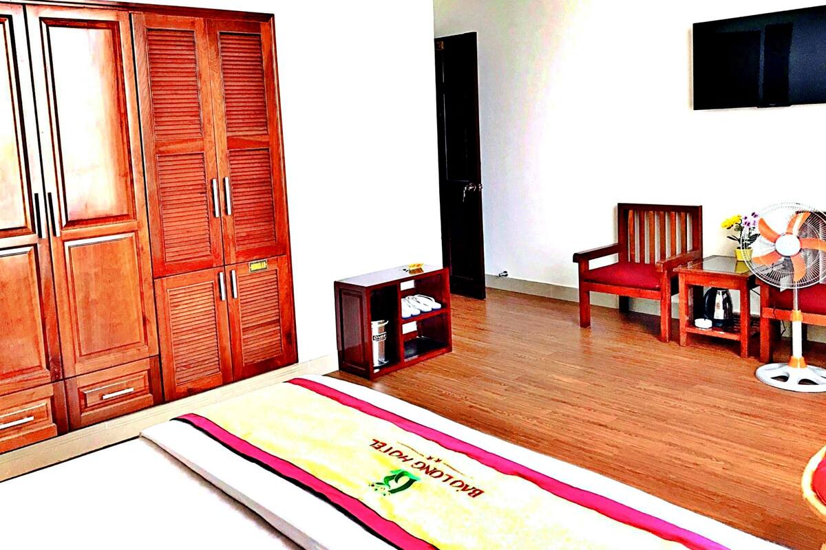 Egyptian cotton sheets, premium bedding, memory-foam beds, desk