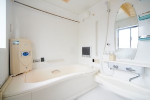 Deluxe-Haus | Badezimmer | Duschwanne, Komfortbadewanne, kostenlose Toilettenartikel, Haartrockner