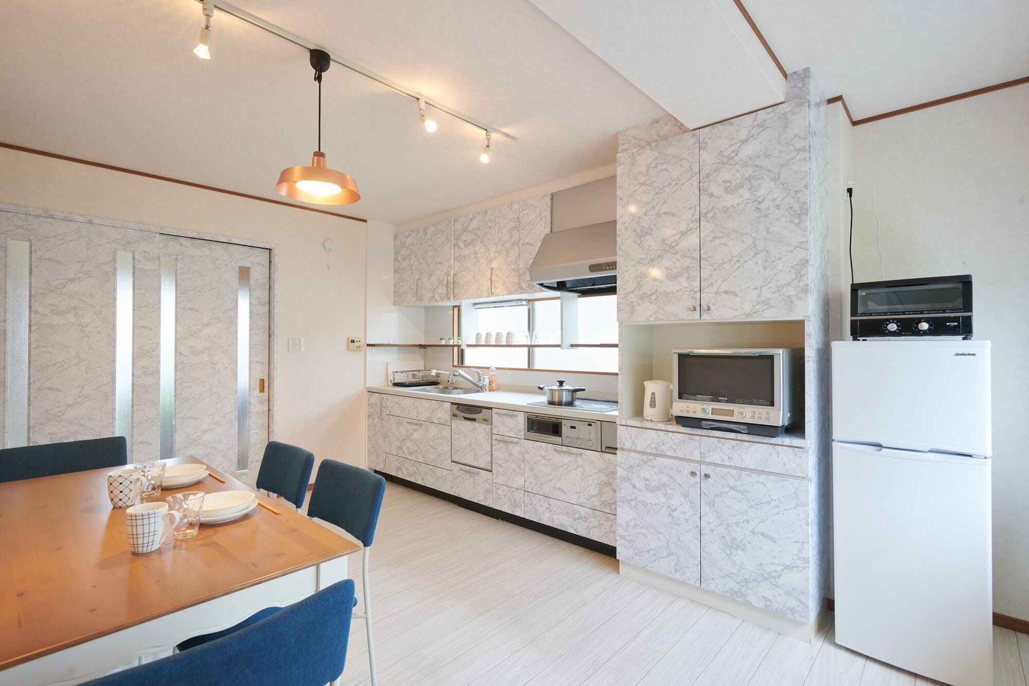 Casa luxo | Cozinha americana privada | Geladeira grande, micro-ondas, fogão, cooktop