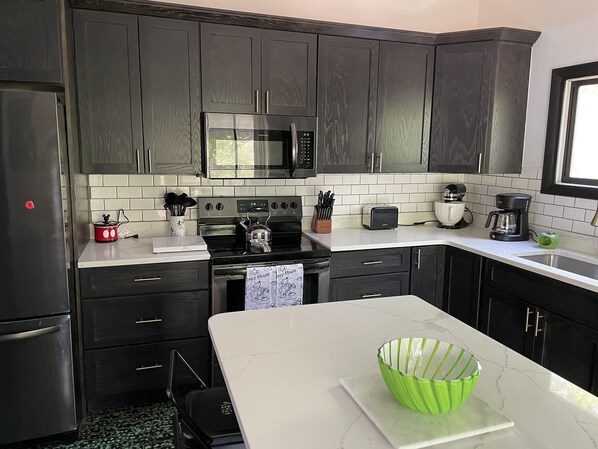 ثلاجة، ميكروويف، فرن، موقد طهي مسطح