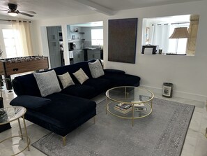 Een smart-tv, tafelvoetbal, boeken en een printer