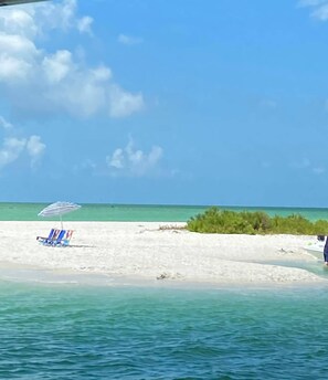 Ligstoelen aan het strand, strandlakens