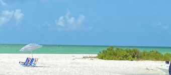 Beautiful Downtown Naples Close to All Naples Has to Offer