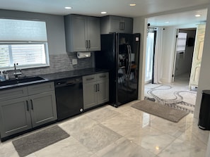 Fridge, microwave, oven, stovetop - Beautiful Downtown Naples Close to All Naples Has to Offer (Naples)